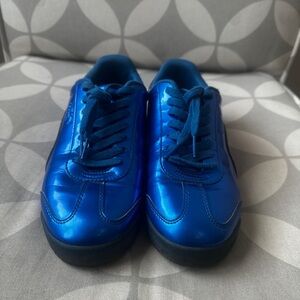 Shiny Metallic Blue PUMA ROMA Low-Top Sneakers